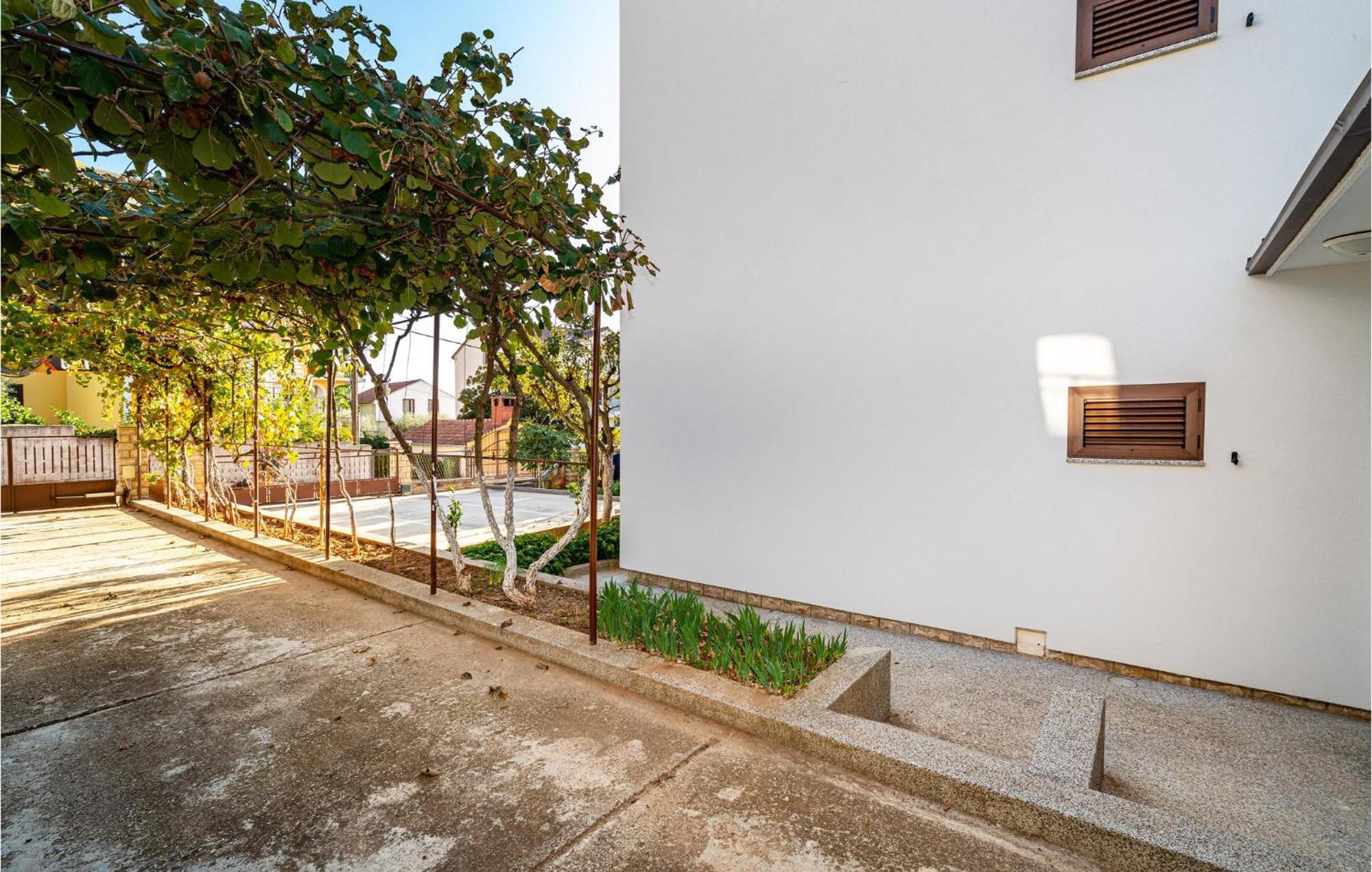2 Bedroom Cozy Apartment In Zadar Exterior foto